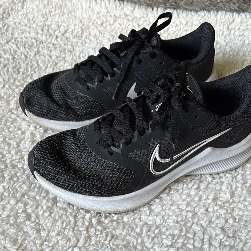 Women’s Nike Black and White Athletic Shoes with Sleek Design
